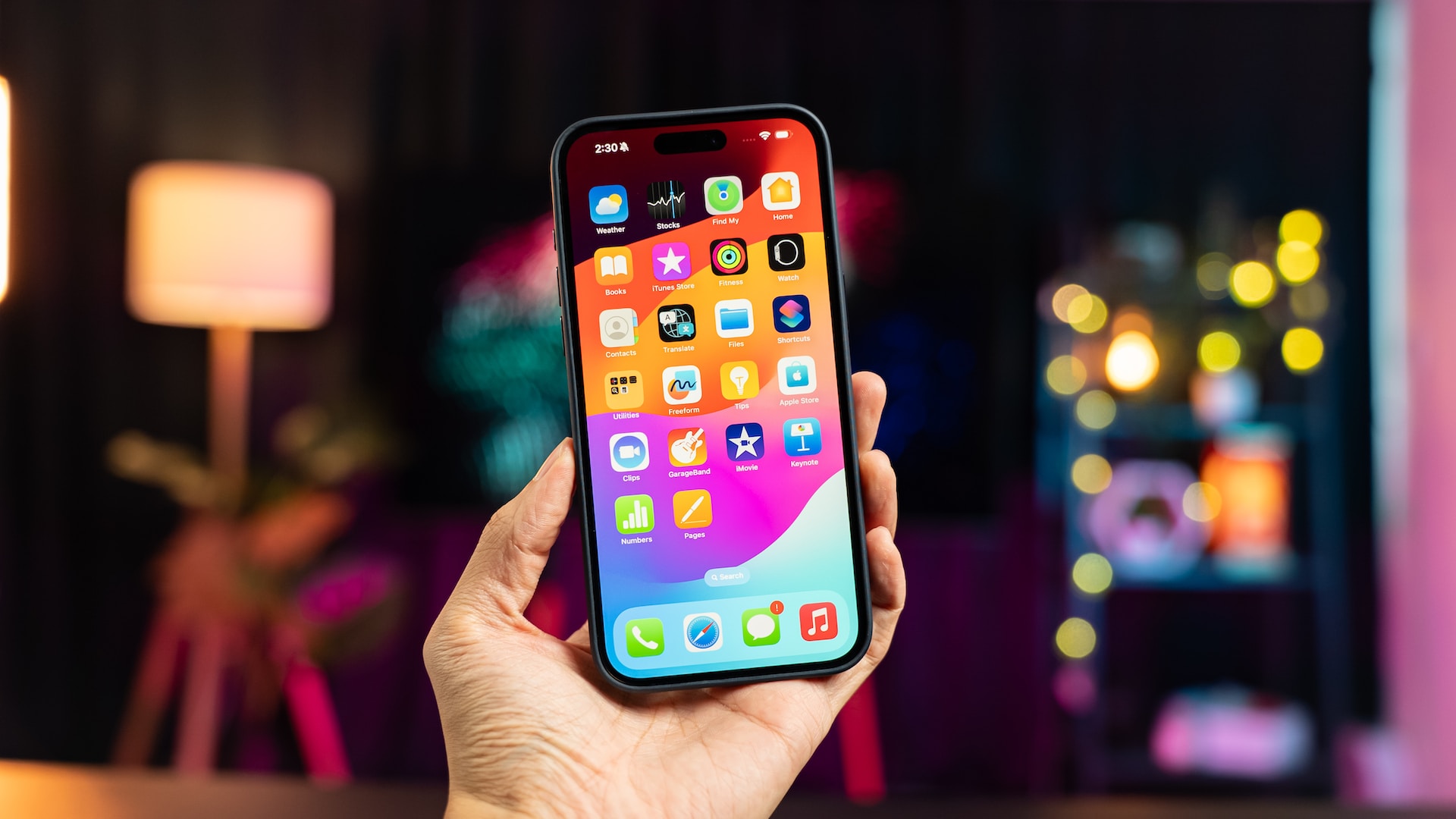 手举iPhone屏幕显示