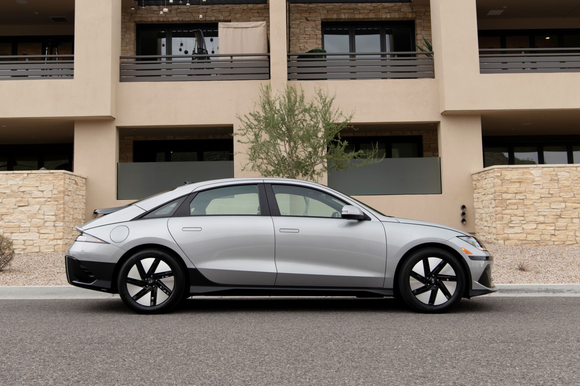 2024现代iq6停在外面