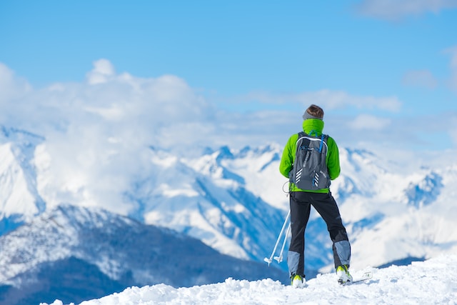 人站在雪山轨迹取景时跨国滑雪
