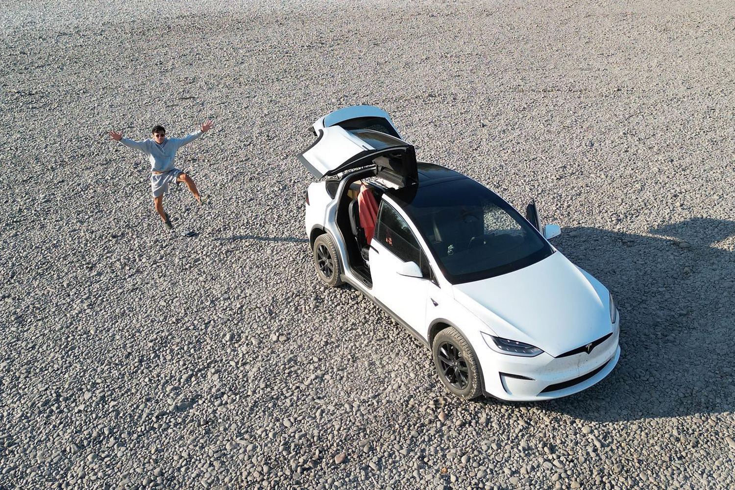 YouTube机每日Sandro外拍Tesla模型X