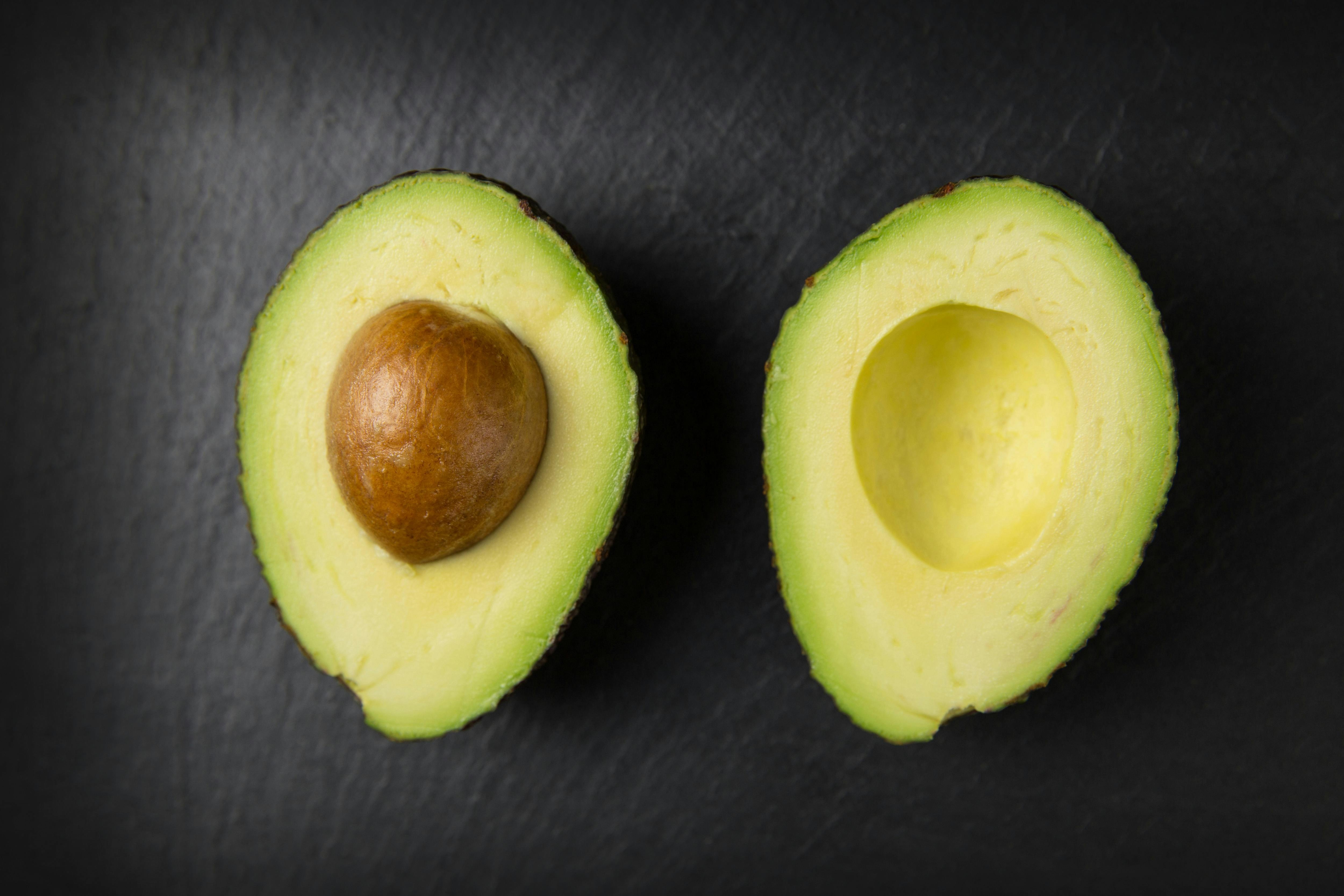 Avocado切成二分