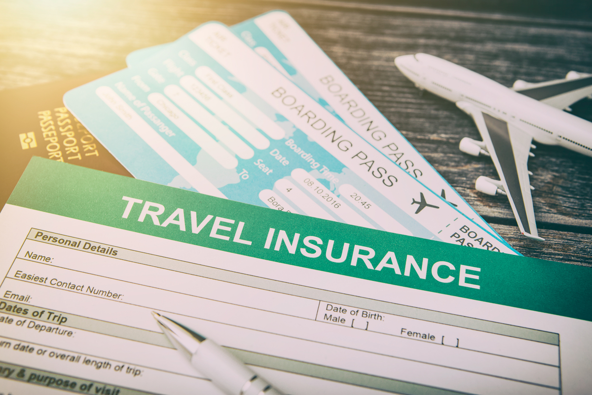 旅行保险表照片和飞机票