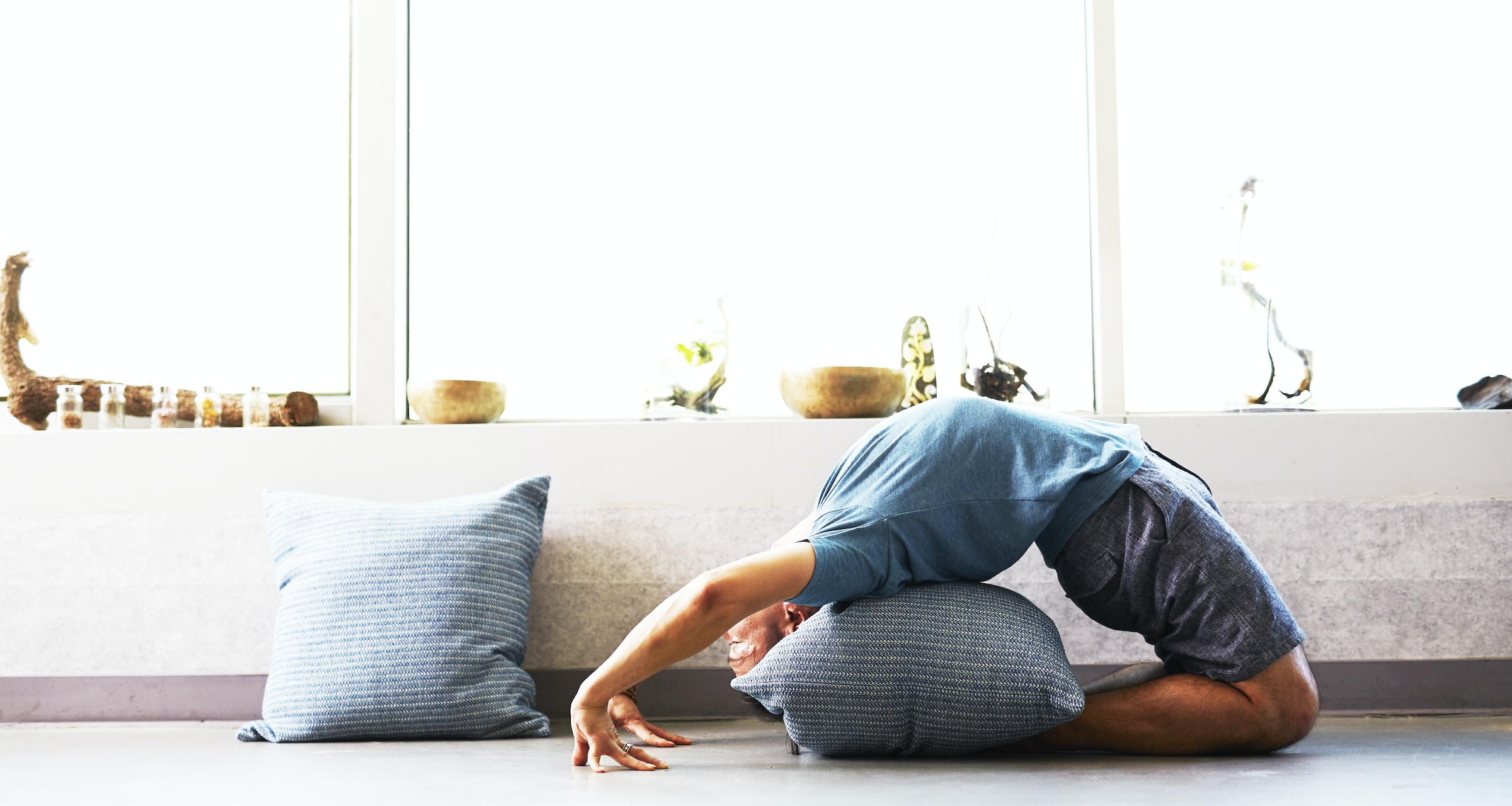 人做瑜伽反向弯曲在家枕头