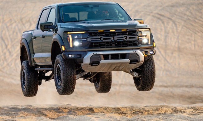 2024 FordF-150R飞上沙漠沙丘