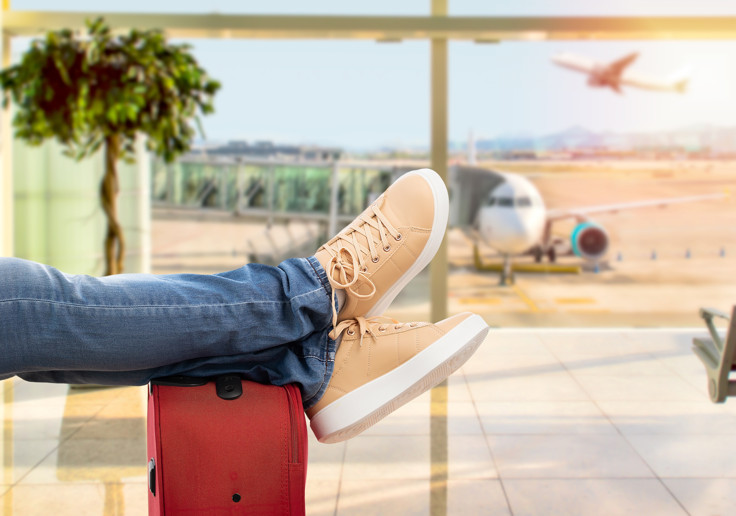 近距离等待机场飞机的年轻人