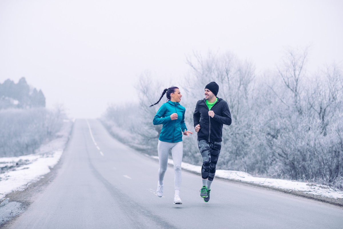男人和女人跑雪冬路