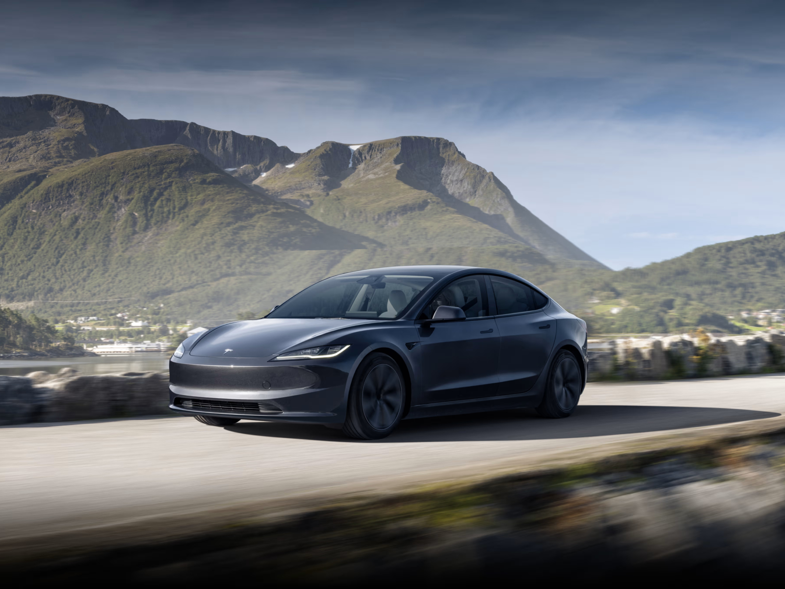 灰色Tesla模式3高地刷新路面后台山
