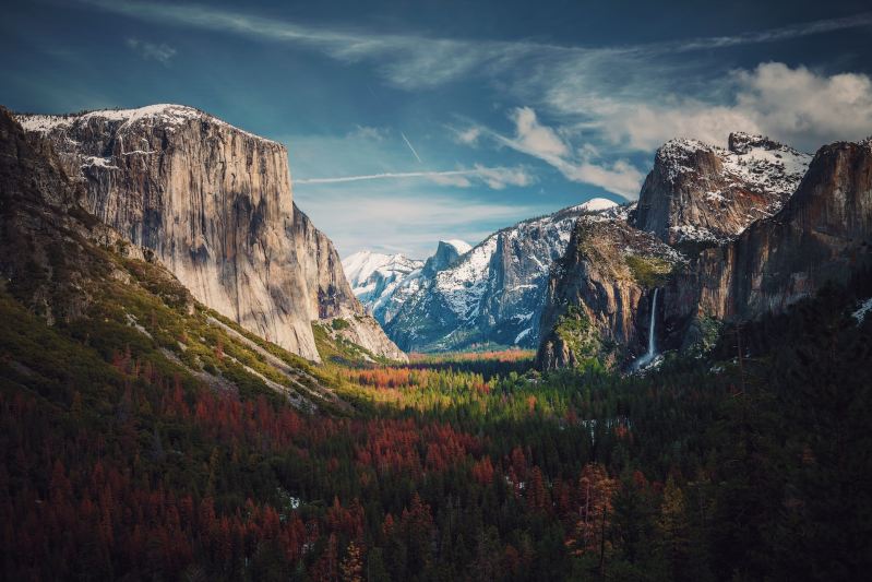 2月Yosemite国家公园山谷间视图