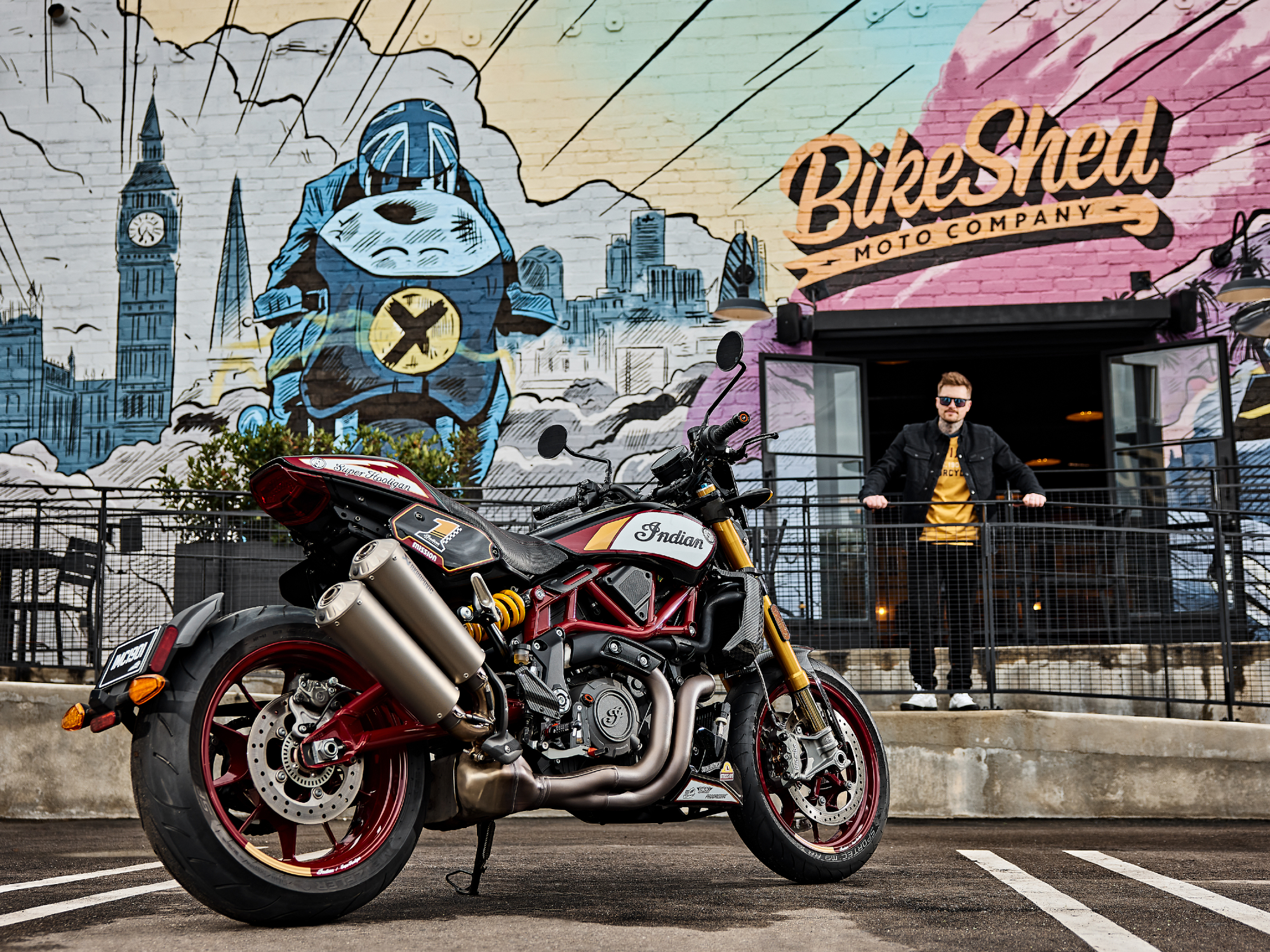 2024印地安FTRxRSD超级Hooligan停靠Bikeshed商店前,