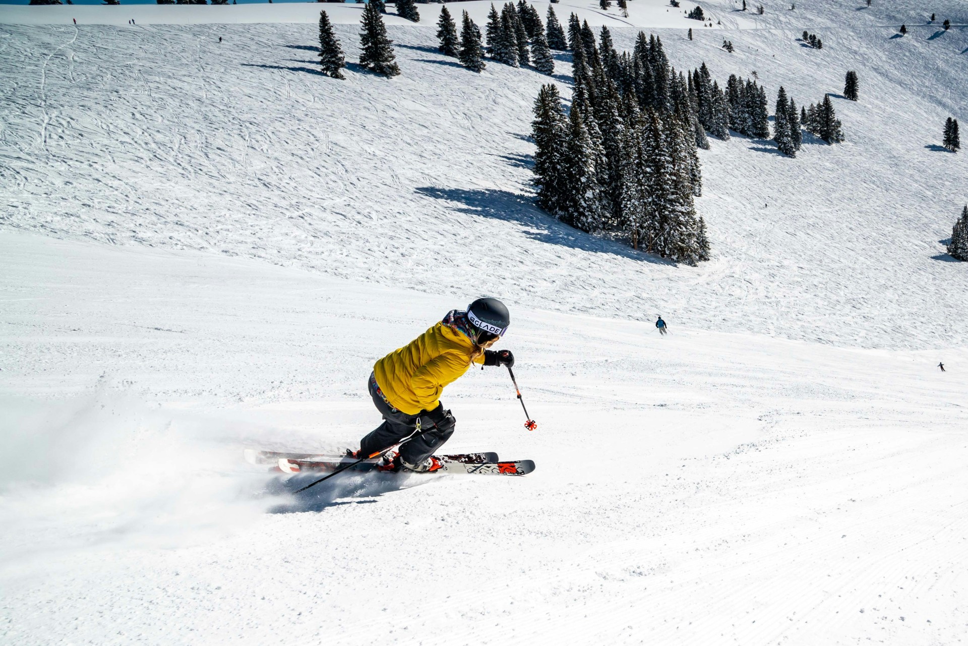 穿蓬蓬夹克的Vail滑雪