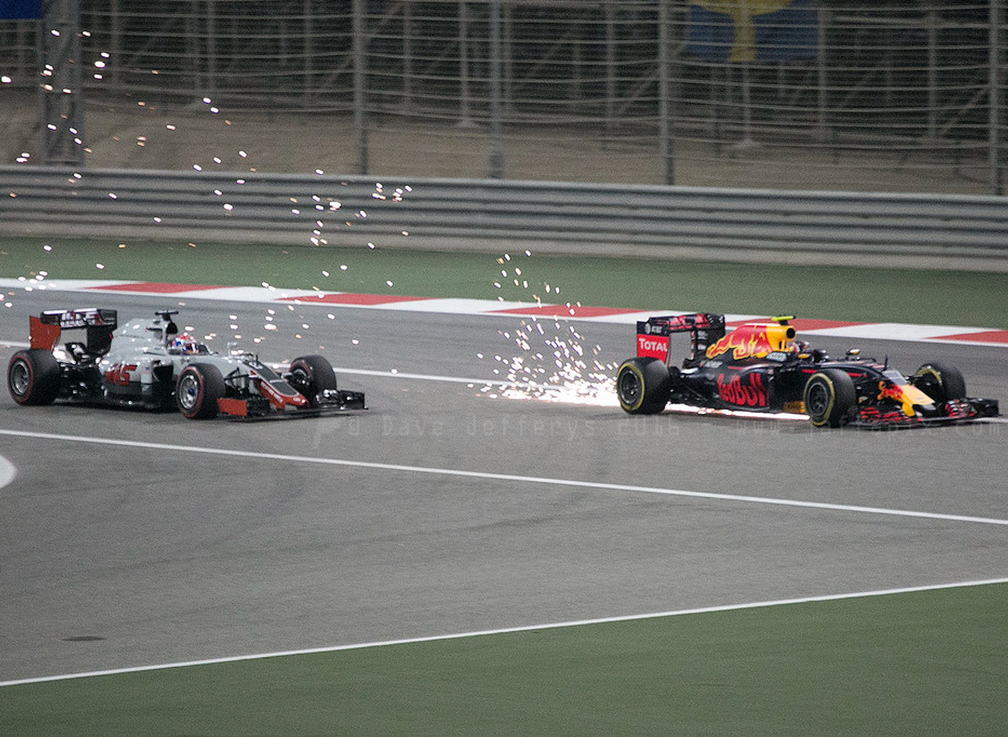 F1赛事-Ricciardo在2016年第四集闪过Grosjean
