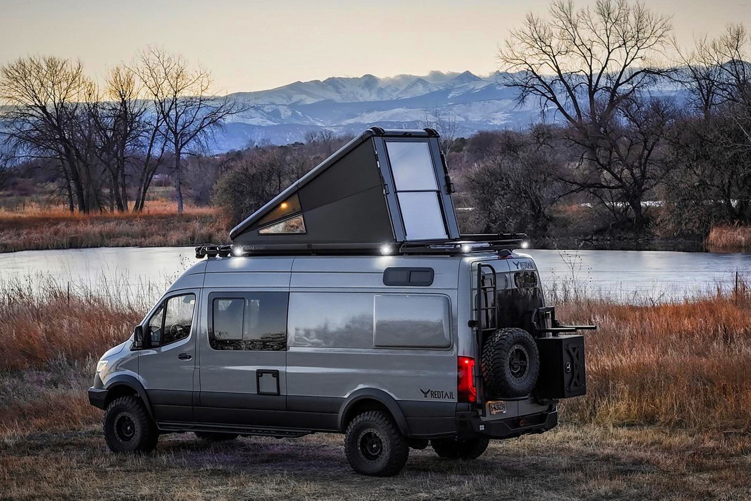 红尾游天窗Campervan停靠河边